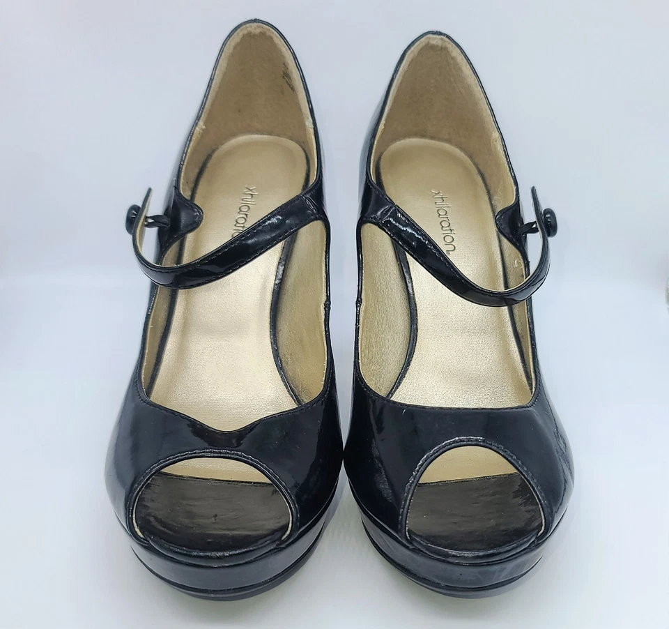Tacones Xhilaration Peep Toe, tiras de charol negro brillante, talla 7,5 Foto 2 de 4
