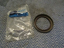 NOS FORD DANA SPICER 3 & 4 SPEED TRANSMISSION OUTPUT SHAFT BEARING SEAL RETAINER