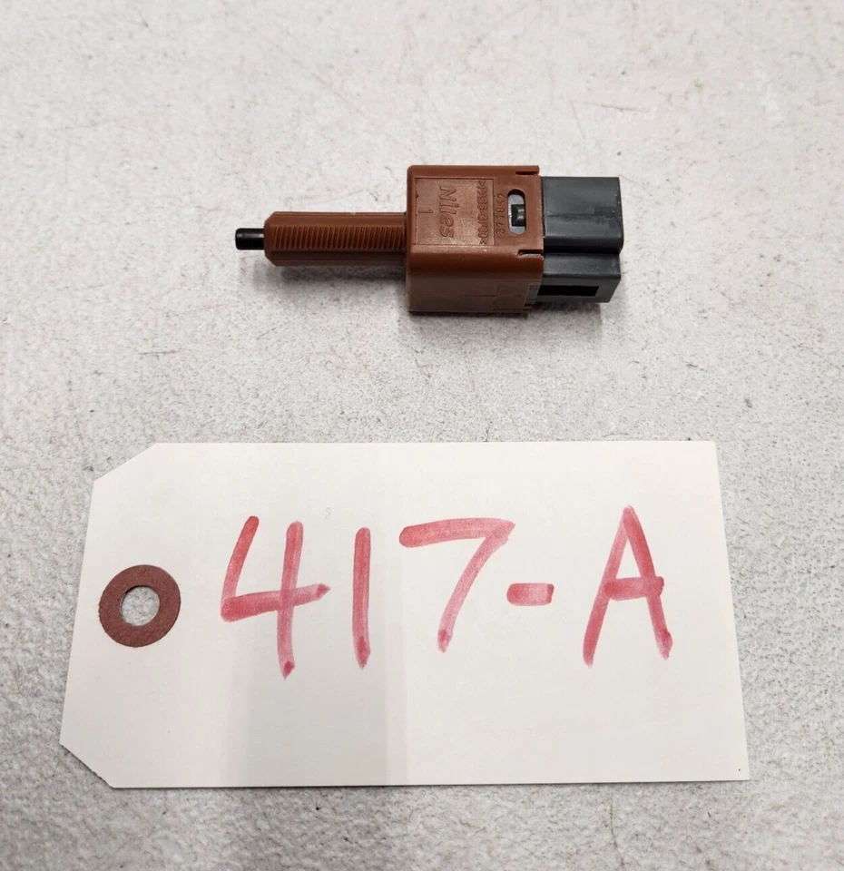Sensor interruptor de parada de pedal de luz de freno Infiniti Q60 14-15 OEM 25320-JN00A Nissan Foto 2 de 4