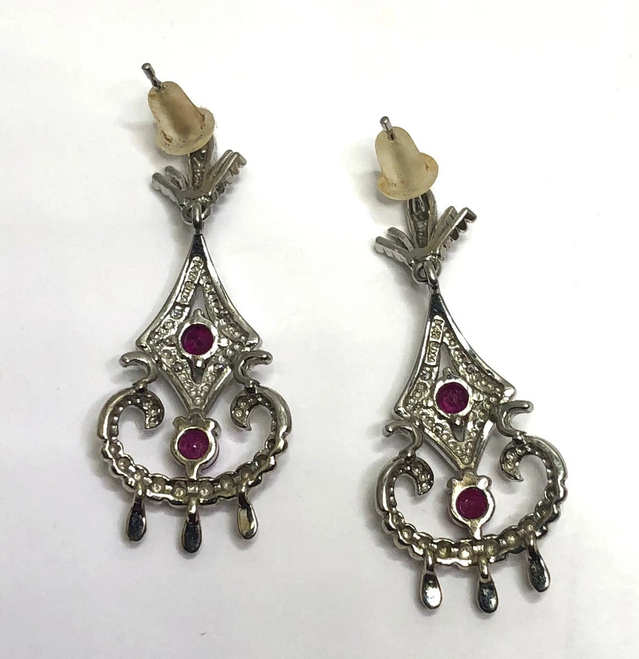 Pendientes colgantes de diamantes con rubí araña de oro blanco de 14 K EMA Foto 3 de 4