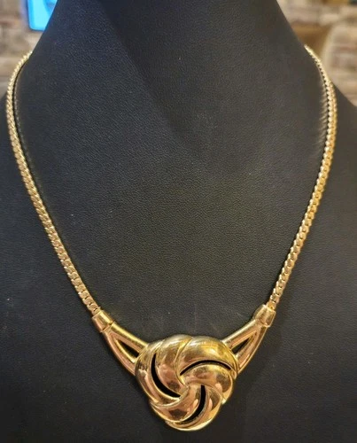 Vintage Trifari Beautiful Gold Tone Necklace 16" Collectible Fashion Jewelry