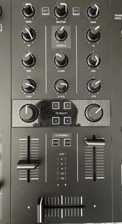 Native Instruments Traktor Kontrol S2 MK3 2-Kanal DJ Controller - Bild 2 von 4