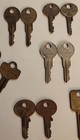 LOT OF 34 VINTAGE KEYS - NATIONAL KEY - COLE NATIONAL - USA BRASS INCL. 7 PAIRS — photo 6