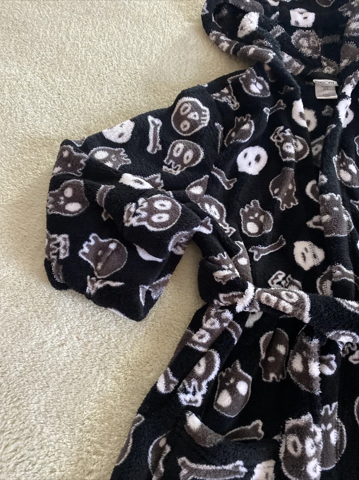 Bata polar con capucha calaveras gris blanco negro Cherokee para niños 6-7 Foto 3 de 4