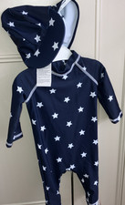 NUEVO CON ETIQUETAS TODO EN 1 CON MANGAS Y SOMBRERO.  TRAJE DE BAÑO PROTECTOR GEORGE 3-6 MESES