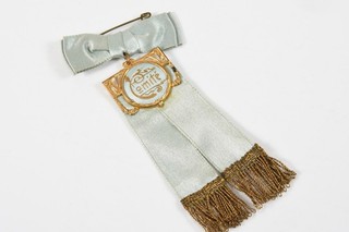 O81J04 Festcomité Abzeichen Comité historischer Ball um 1900