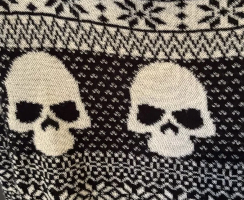 Cardigã suéter feminino punho de ferro preto e branco padrão caveira tamanho M - Imagem 2 de 4