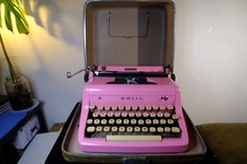 EXC COND Vintage 1950s Royal Quiet De Luxe Typewriter w Case - Pink - SERVICED