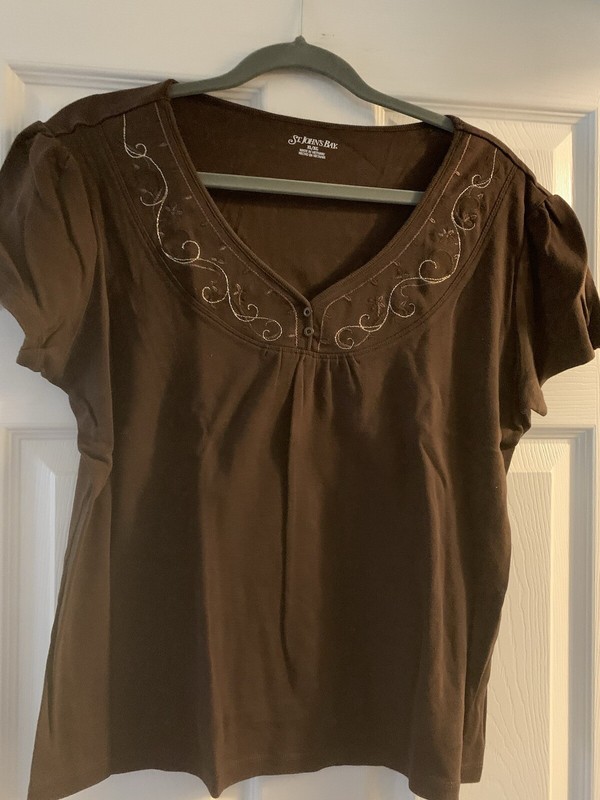 2 Women’s Short Sleeve Tops - 2 Tops In Excellent Condition!! Both Size XL