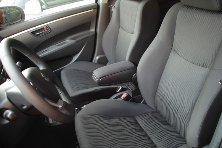 Accoudoir Suzuki Swift 2 noir idéal pour organiser vos trajets quotidiens et voyages