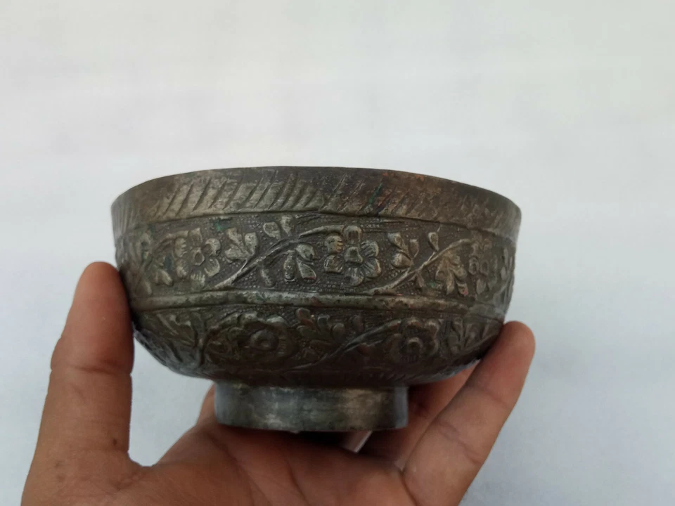 Antiguo cuenco de cobre diseño floral cuenco tribal antiguo en relieve taza de verduras Foto 4 de 4