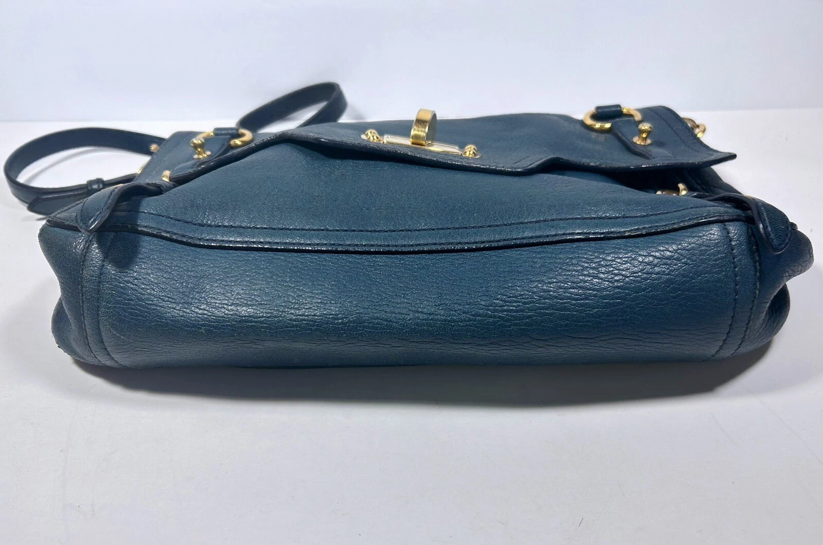Borsa a tracolla Miu Miu Lake in pelle blu con patta a scatto