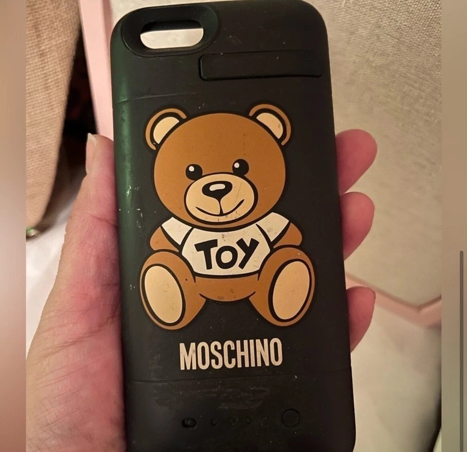 Estuche de carga Moschino para iPhone 6s Foto 2 de 4