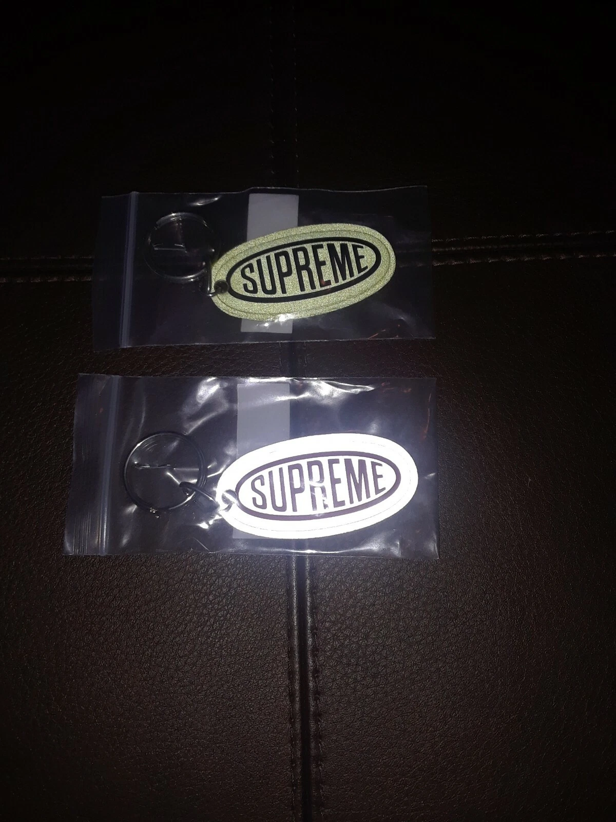 Porte clés Supreme 2 couleurs différentes gris & vert citron chacun