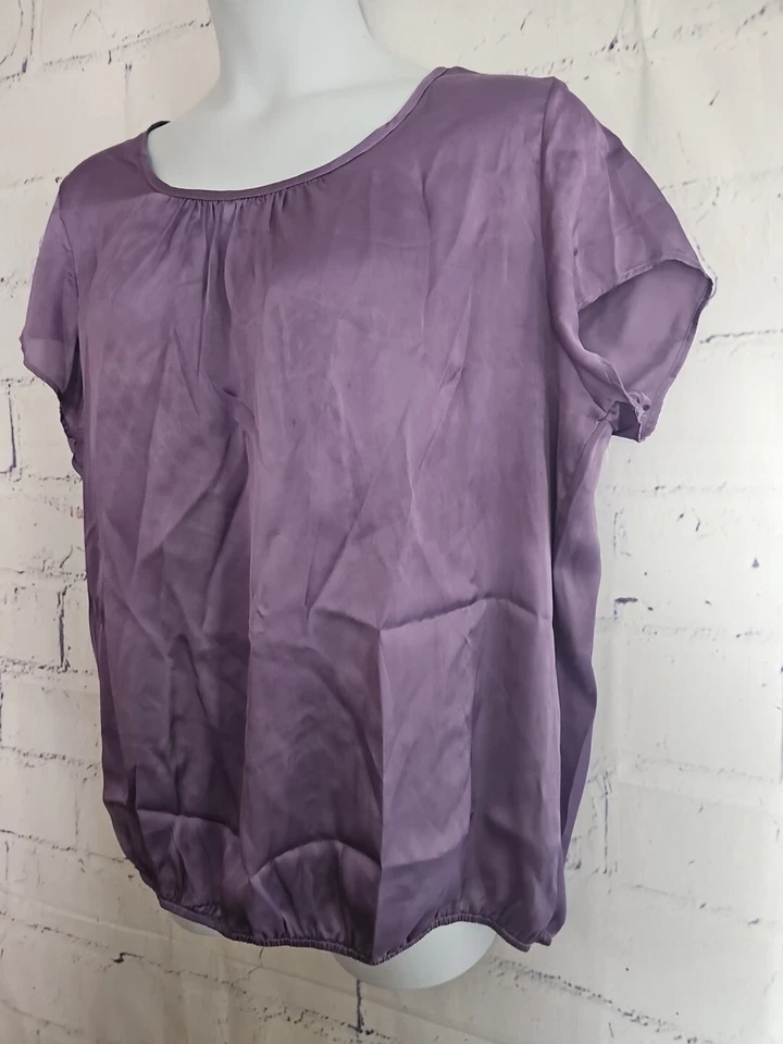 Blusa Maria Gabrielle roxa cetim blusa plus size 3X manga curta zíper - Imagem 3 de 4