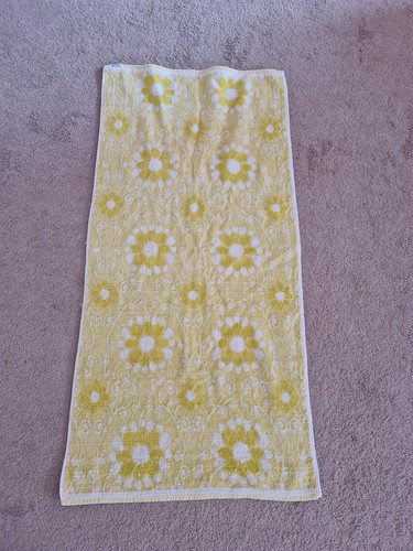 Bath Towel hand woven daisies daisy print green white rare vintage - Picture 2 of 8
