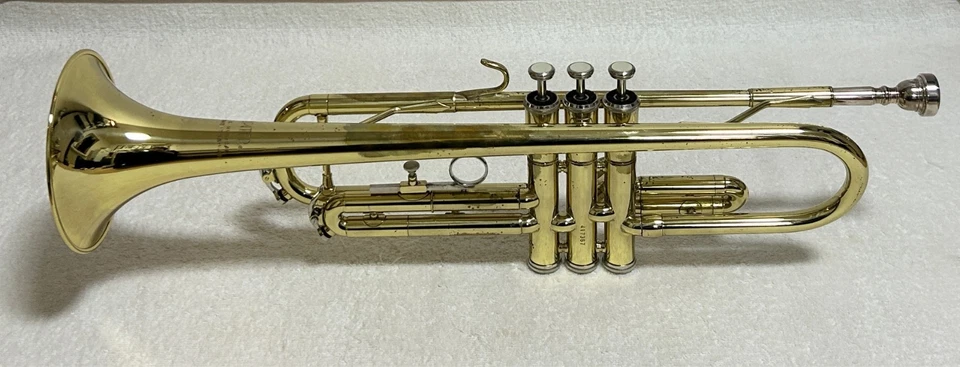 Trompeta Jupiter JTR-300 Latón Dorado con Estuche y Boquilla Foto 2 de 4