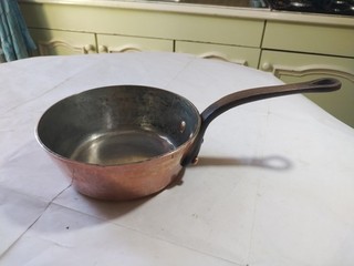 Casserole sauteuse évasée en cuivre étamé E Dehillerin 18 rue Coquillière Paris