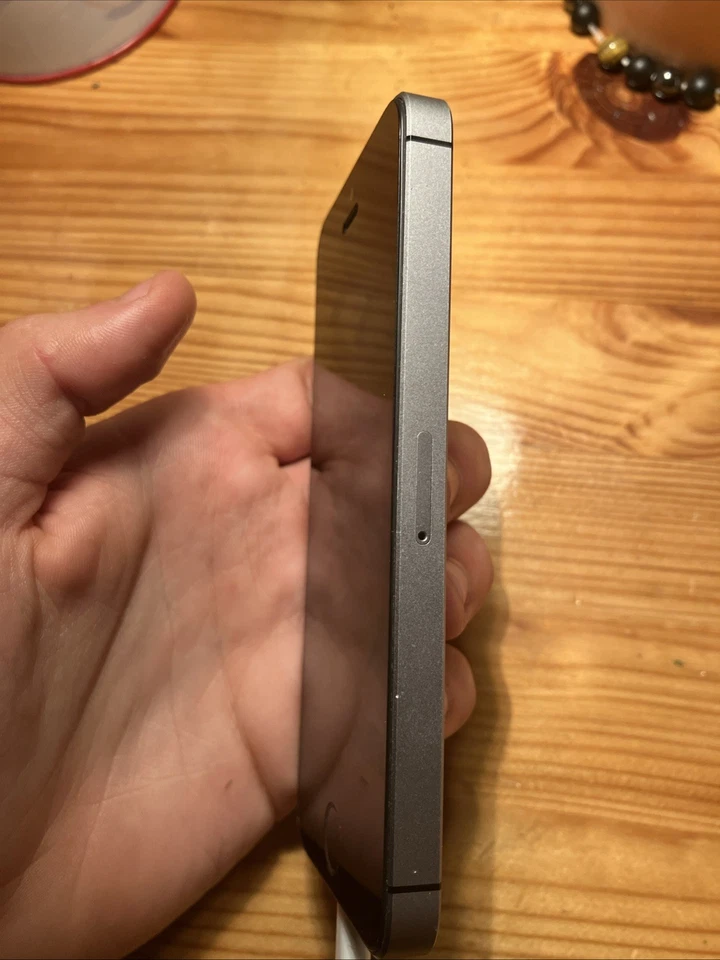 Apple iPhone SE - 32 Go - Gris Sidéral (Désimlocké) - Photo 3/4