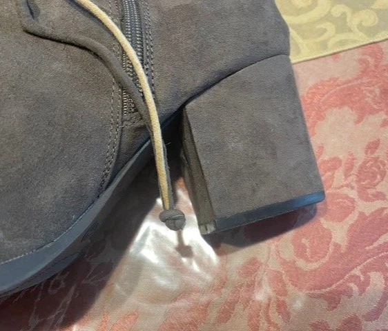 BAMBOO TAUPE 棕色绒面革女式及膝高 2 1/2 英寸高跟鞋 - 8 1/2 M — 第 4/4 张图片