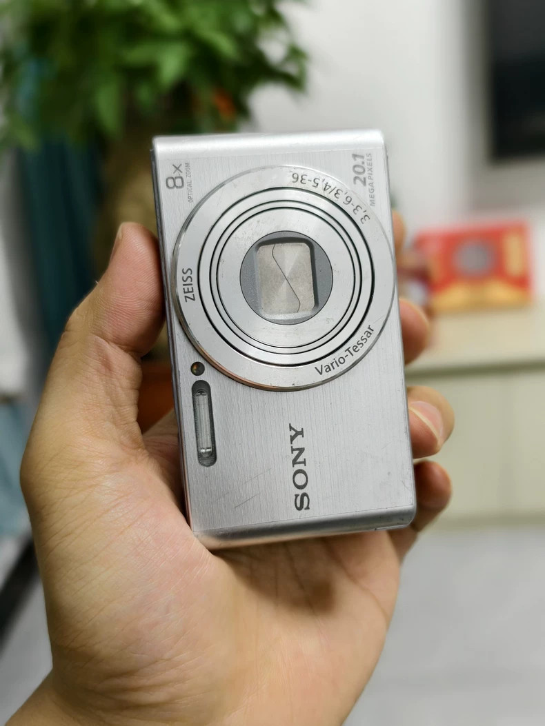 Sony DSC-W830 Cyber-shot Optical Zoom 8x 25-200mm Compact Digital