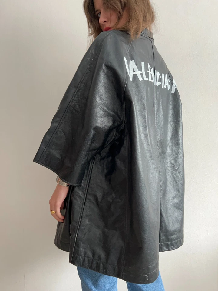 Chaqueta asimétrica de cuero negra para mujer Balenciaga pintada a mano abrigo con logotipo grande Foto 4 de 4
