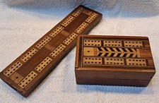 Due tavole da presepe vintage.  Legno intarsiato. Un piatto, una scatola. Senza picchetti.