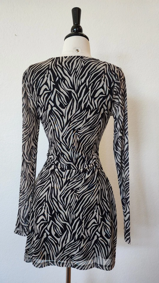 Urban Outfitters 连衣裙全新尺寸小号黑色斑马动物印花网眼性感日期 — 第 3/4 张图片