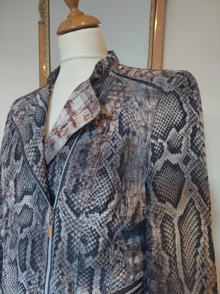 Gerry Weber Ladies Snakeskin Reptile Zip Ip Jackey with Pockets. Lined. Size 12 - Image 2 of 4