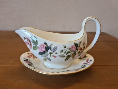Wedgwood Bone China Hathaway Rosenmuster Sauciere und Ständer 