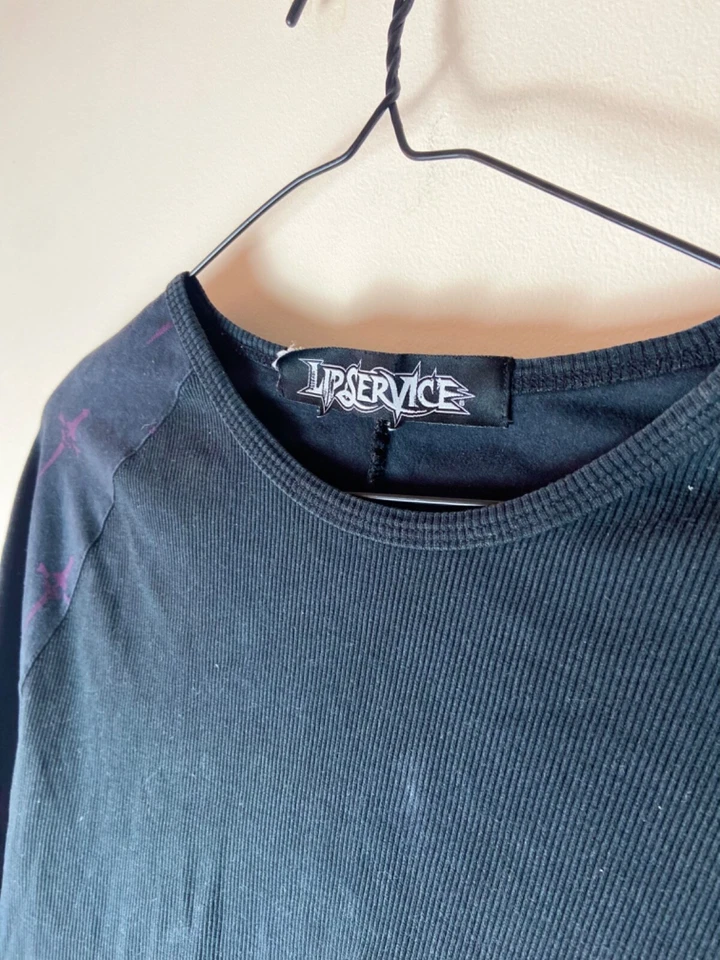 Manga Larga Lip Service Estampado Cruces Talla L Foto 4 de 4