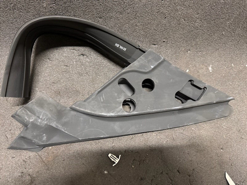 2014-2019 Maserati Ghibli Driver Left Triangular Mirror Gasket 670002540 OE