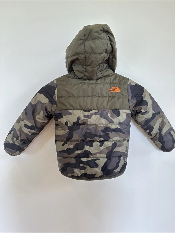 Jaqueta The North Face 2-3T menino montagem reversível chimbo verde camuflagem buffer - Imagem 2 de 4