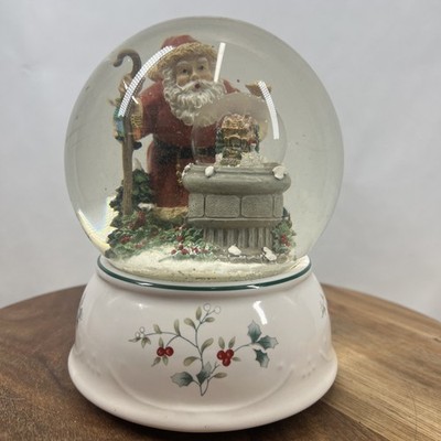 Pfaltzgraff Winterberry Santa Snow Globe Music Box  I ll Be Home for Christmas 