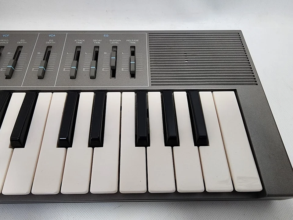 Yamaha CS-01 CS01 Mobile Analog Synthesizer keyboard - Image 3 of 4