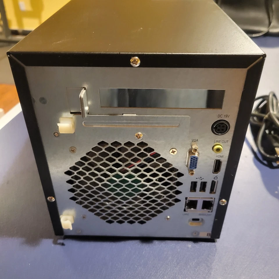 Thecus W4000 4-Bay NAS Windows Storage Server 2012 R2 - Image 4 of 4