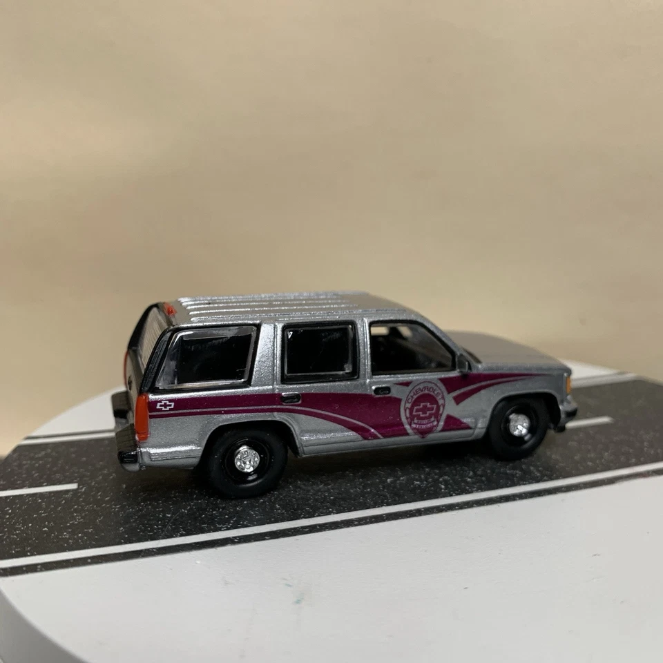 Johnny Lightning America's Finest 1997 雪佛兰 Tahoe GMT400 警用 SUV 银色近乎完好 — 第 2/4 张图片