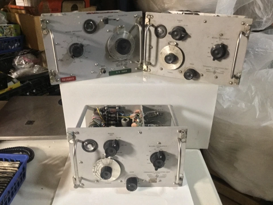Lote de 3 convertidores de frecuencia Hewlett Packard HP 525A 525B vintage alimentados por tubo Foto 2 de 4
