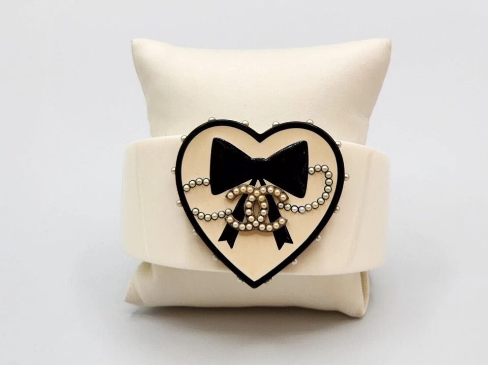 Brazalete CHANEL Primavera 2006 Negro Esmalte Sobre Resina Blanca Corazón Logo Foto 3 de 4