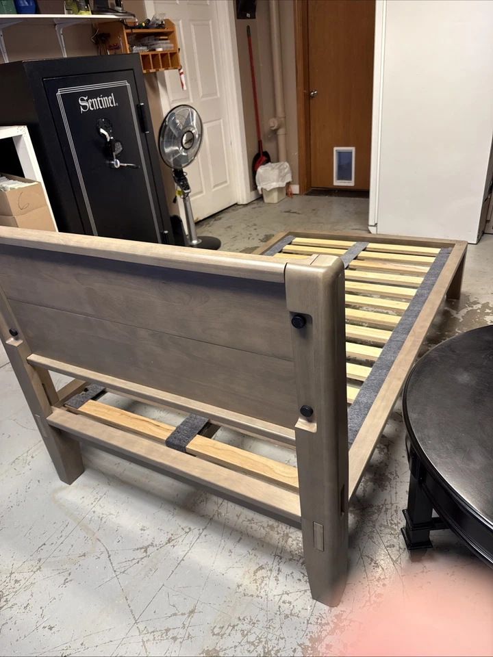 Cama Thuma tamaño completo, color nogal. Foto 4 de 4