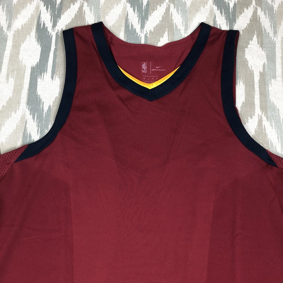 Camiseta deportiva de entrenamiento Nike Aeroswift Cleveland Cavs para hombre en blanco de la NBA talla M 44 AH9338-677 Foto 3 de 4