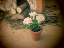 Krippenzubehör - Tonblumentopf mit Stoffblüten ( weiß)