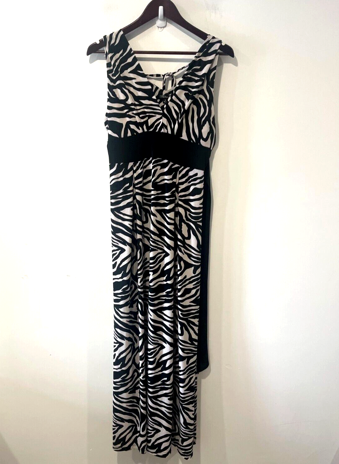 Teaberry Women's Plus Size 16 Black Animal Print Maxi Dress with V-Neck and Sleeveless Tie Design-image