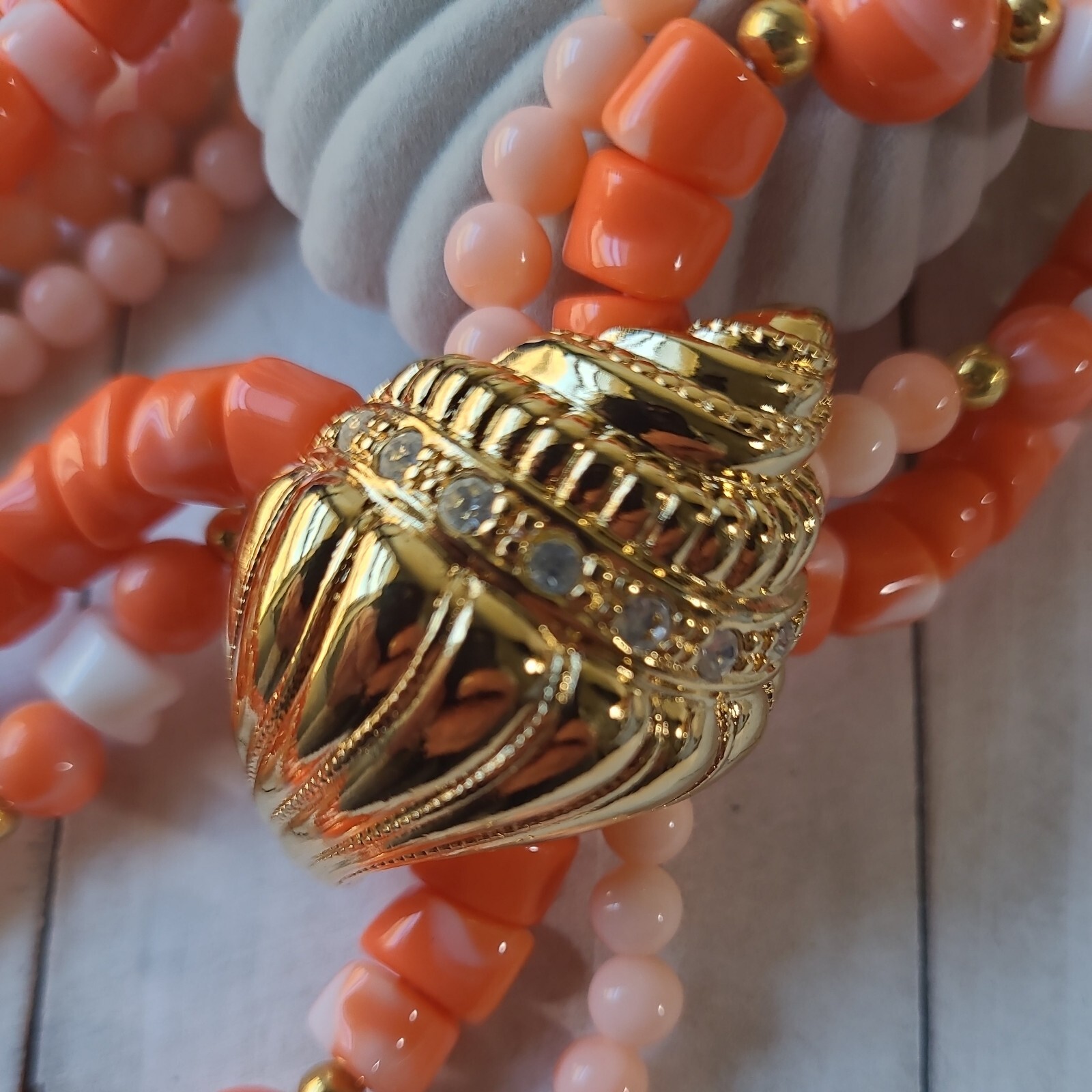 Vintage KJL For Avon Coral Imitation Lucite Seashell Clasp Choker