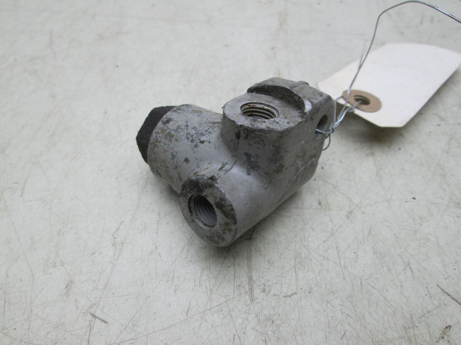 Rolls Royce Silver Shadow T1 left rear brake restriction valve (USED)