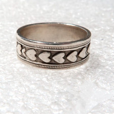 VINTAGE DESIGN STERLING SILVER HEART BAND RING  SIZE 5.5  STERLING