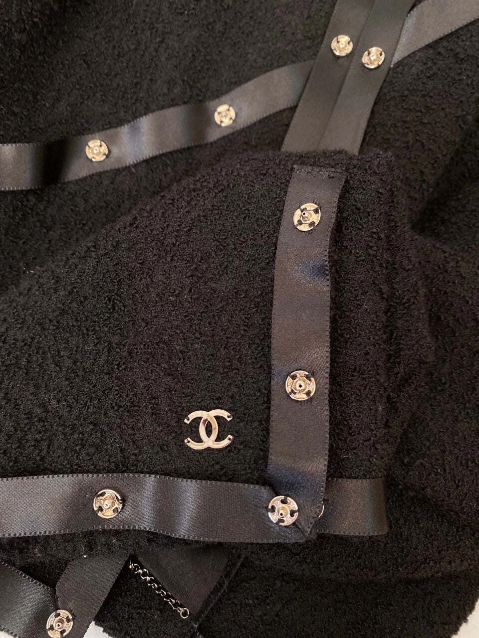 Giacca Chanel 2003 Autunno 03A Collezione a scatto nera tagliata FR 42 US 4 6 8