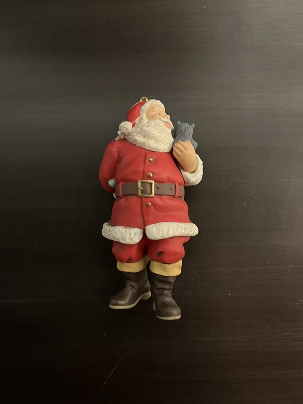 ENESCO TREASURY Ornament "SANTA DELIVERS LOVE" #562904
