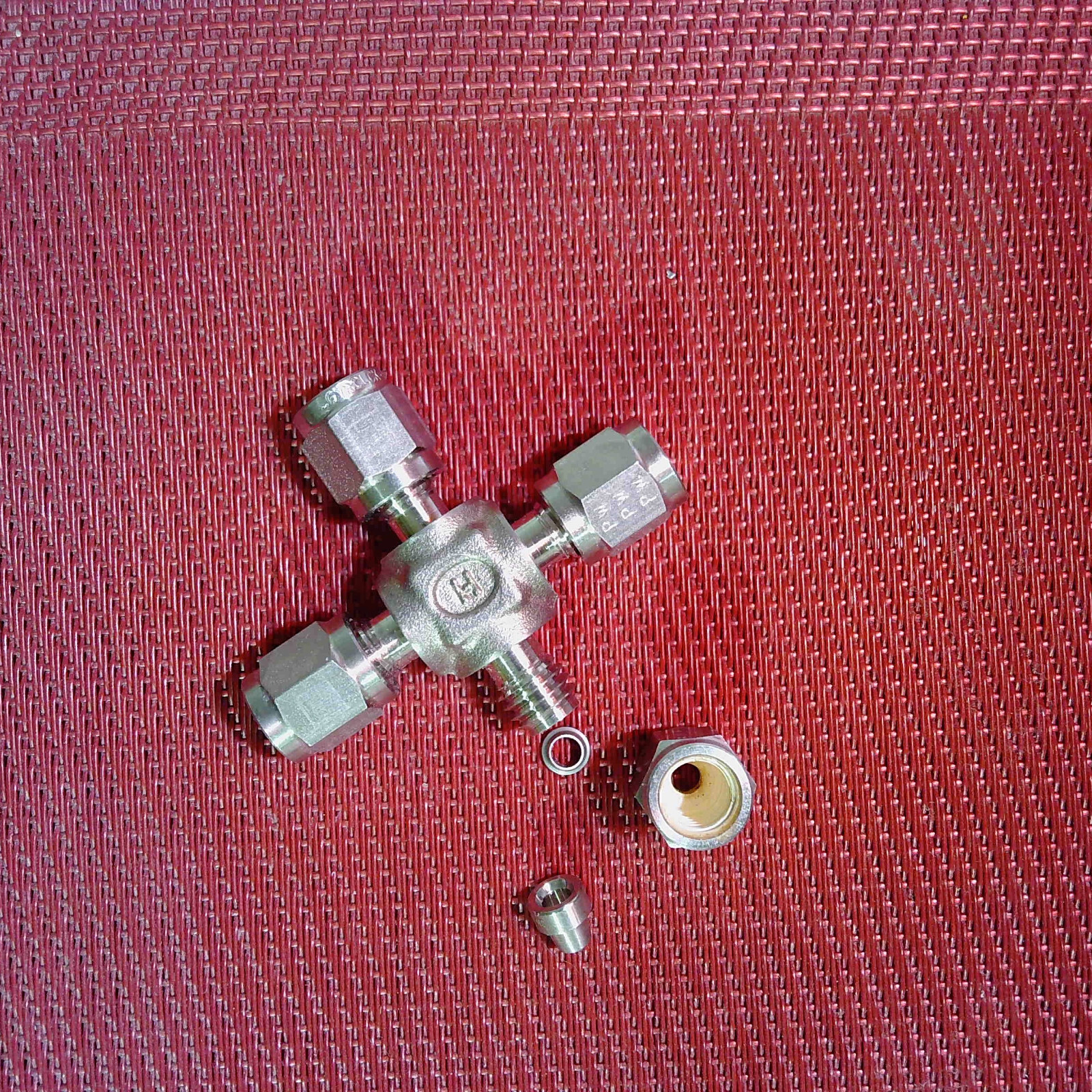 Hoke Gyrolok® 1/8" Tube OD Union CROSS Compression Fitting 316 Stainless Steel