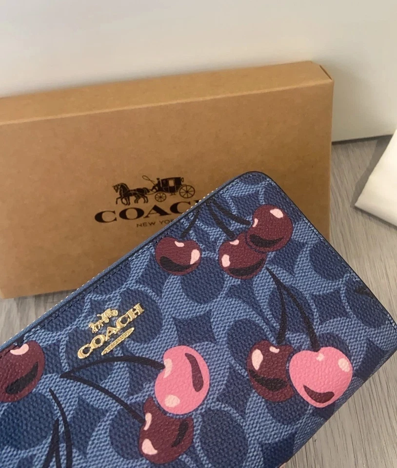 Cartera C.OACH Larga Cremallera Alrededor Firma Lona Estampado Cereza Denim CZ328 Outlet Foto 2 de 4